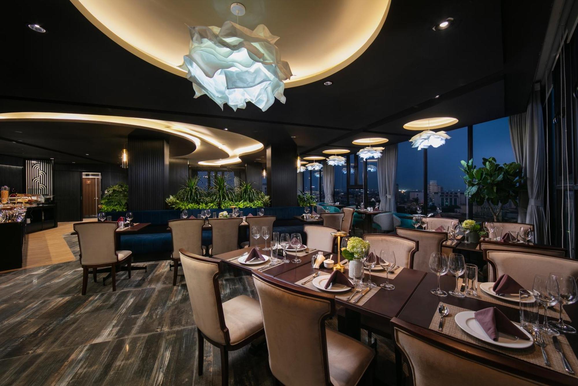 May De Ville Corner Hotel Hanoi Bagian luar foto