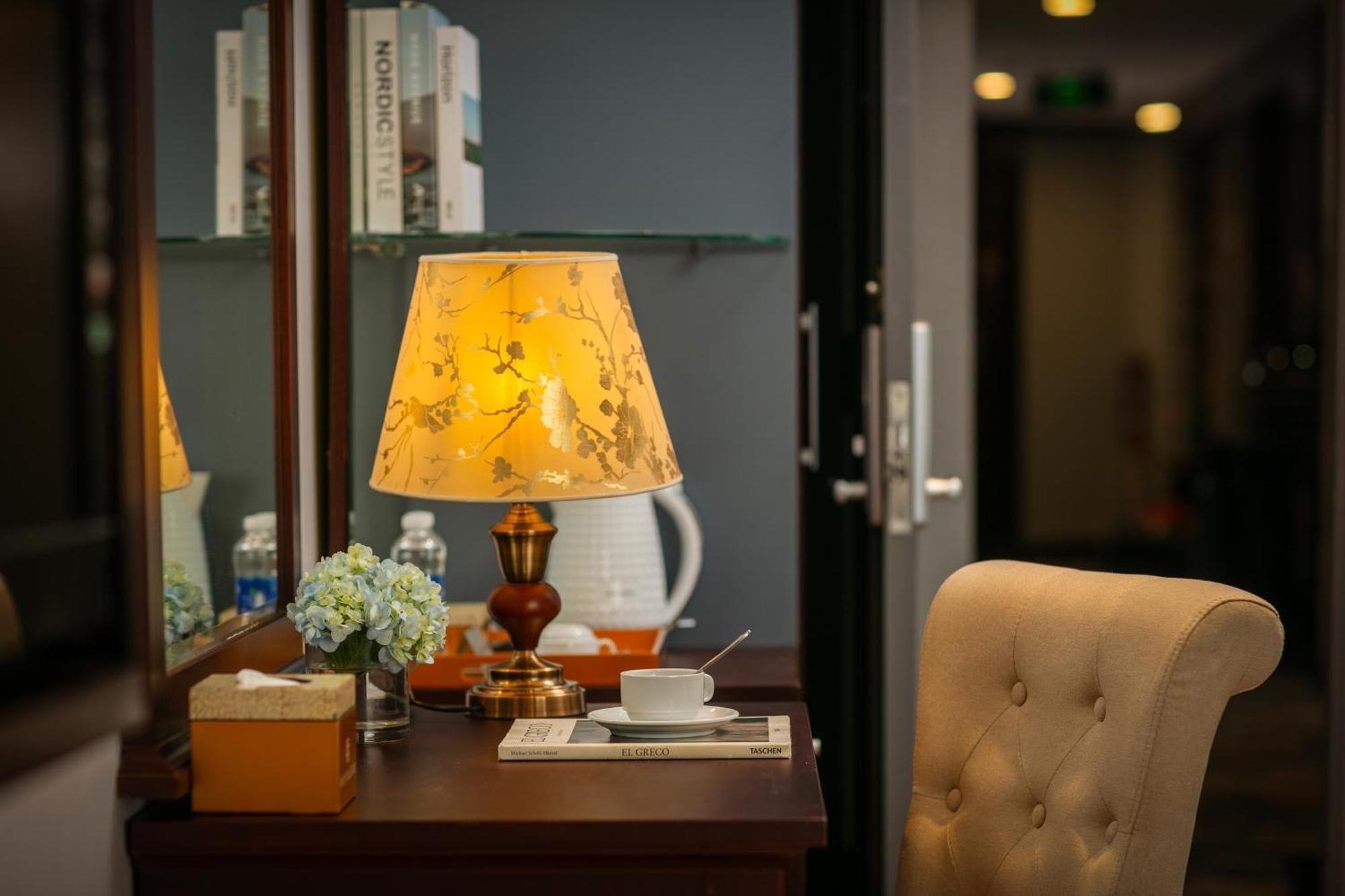 May De Ville Corner Hotel Hanoi Bagian luar foto